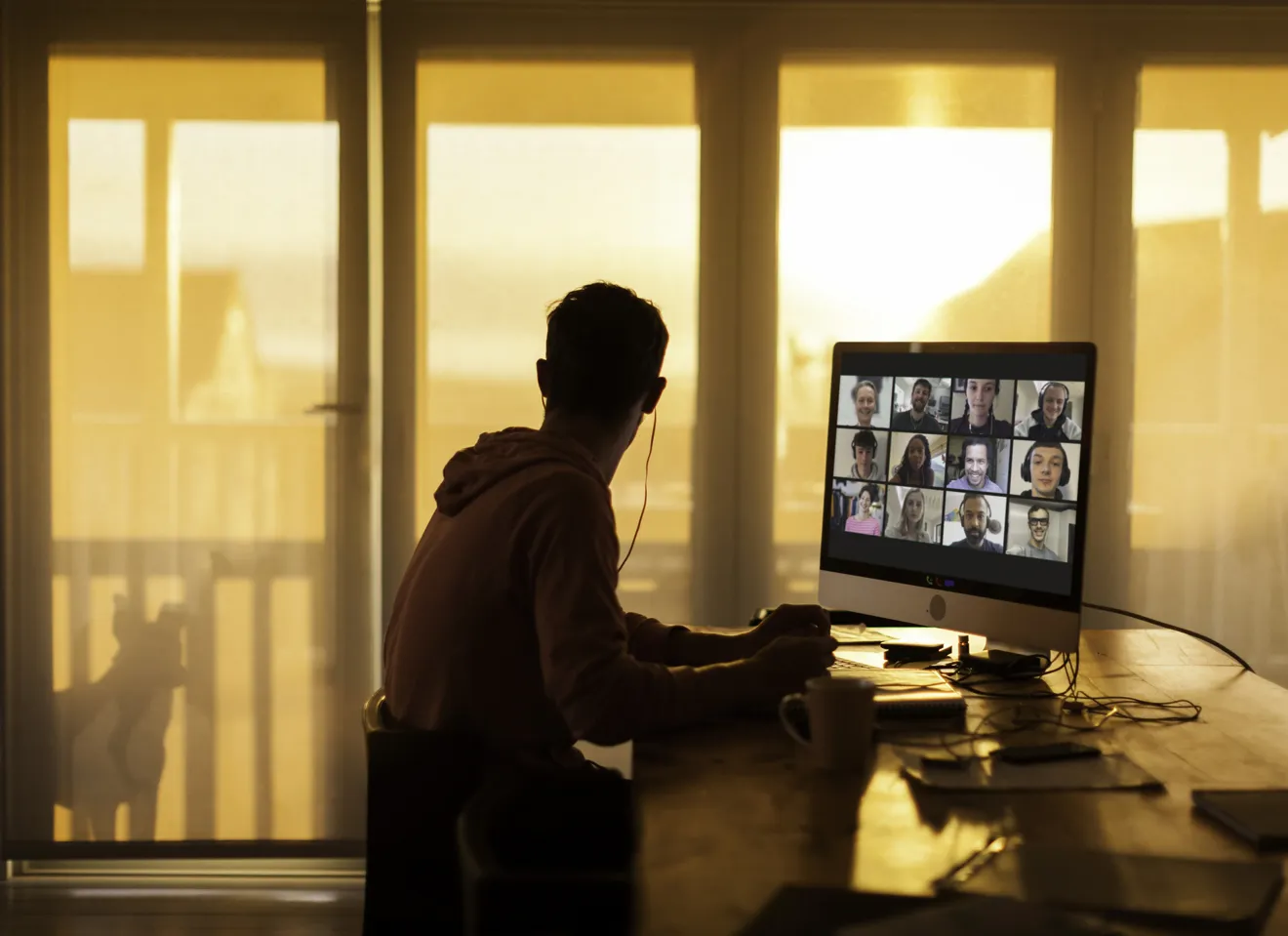 Illustrasjonsbilde av en ung mann foran iMac med videosamtale