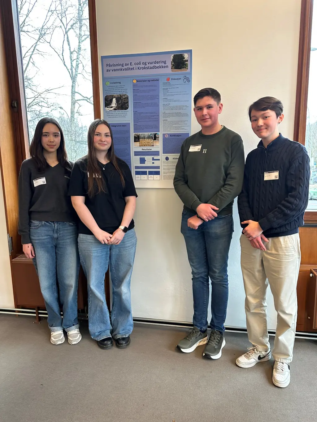 2 jenter og 2 gutter ved poster