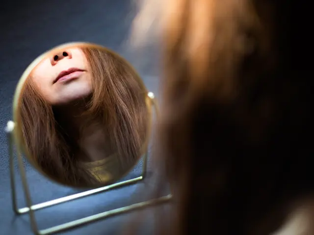 En person som ser seg selv i speilet