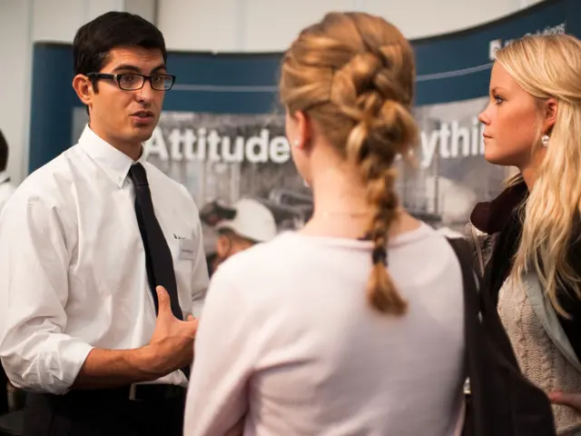 Flere studenter snakker sammen