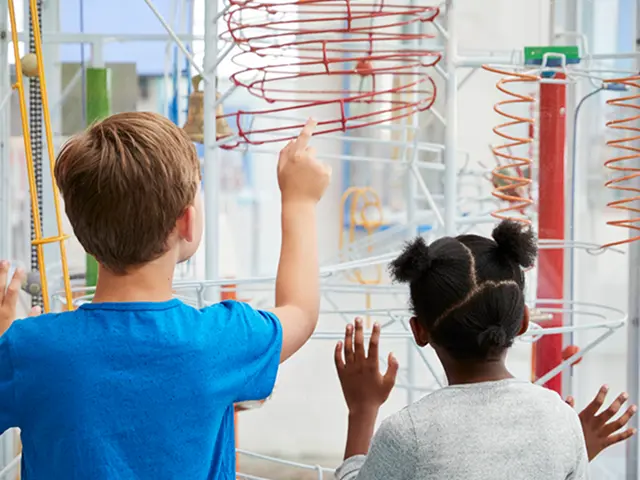 To barn fasineres av interaktivt verktøy