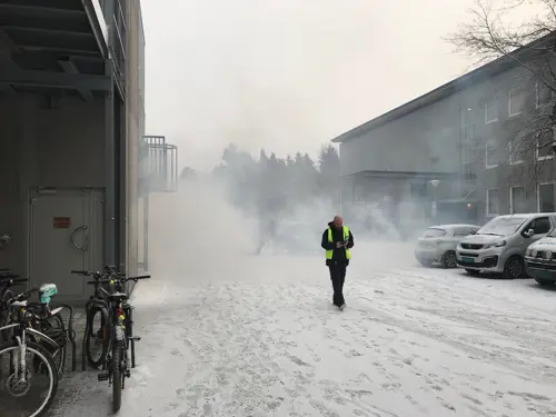 Grå røyk utenfor bygningene