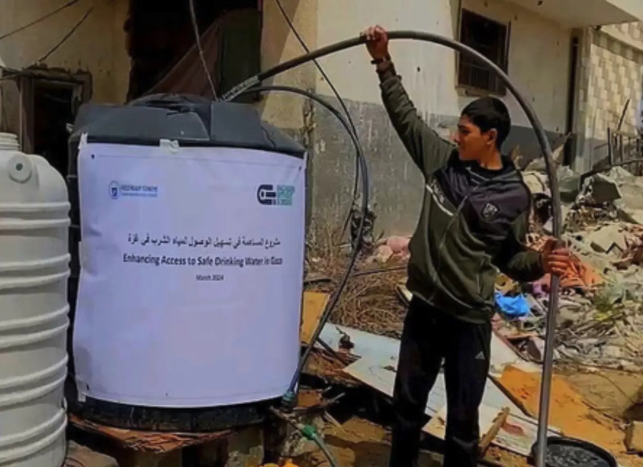 Mann i Gaza, jobber med vannpumpe