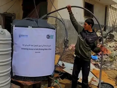 Mann i Gaza, jobber med vannpumpe