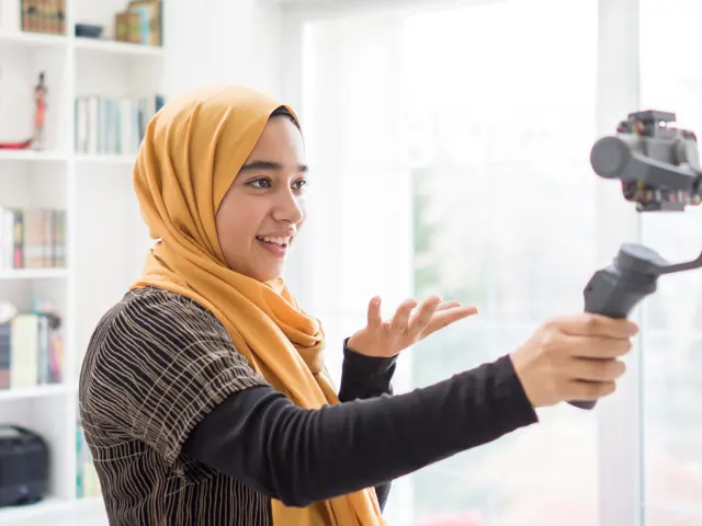 kvinne ikledt hijab filmer seg selv for sosiale medier