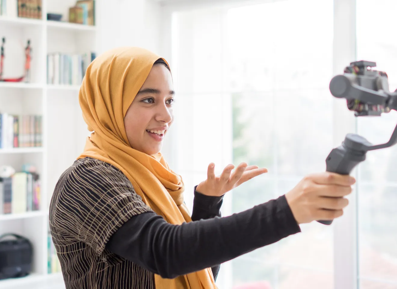 kvinne ikledt hijab filmer seg selv for sosiale medier