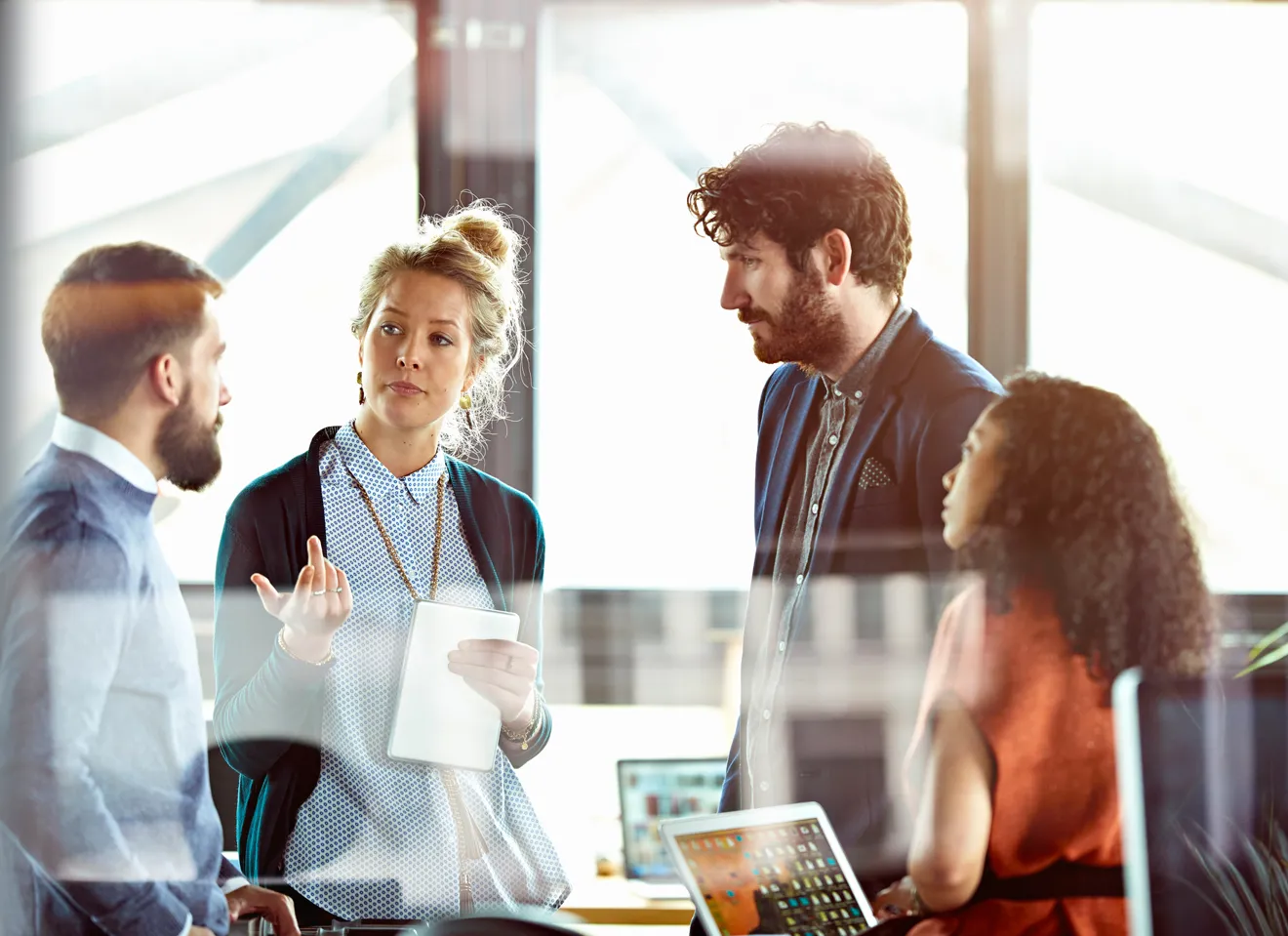 Kollegaer som prater i kontorlandskap