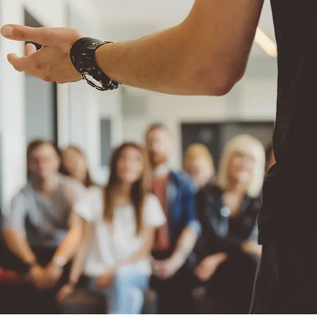 Foredragsholder som snakker for publikum