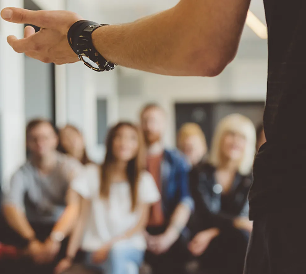 Foredragsholder som snakker for publikum