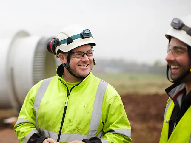 To arbeidere med gule arbeidsklær