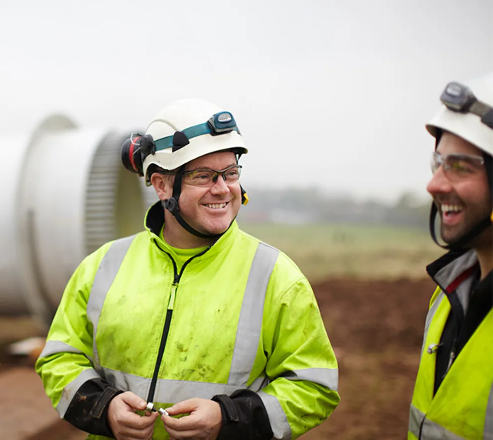 To arbeidere med gule arbeidsklær