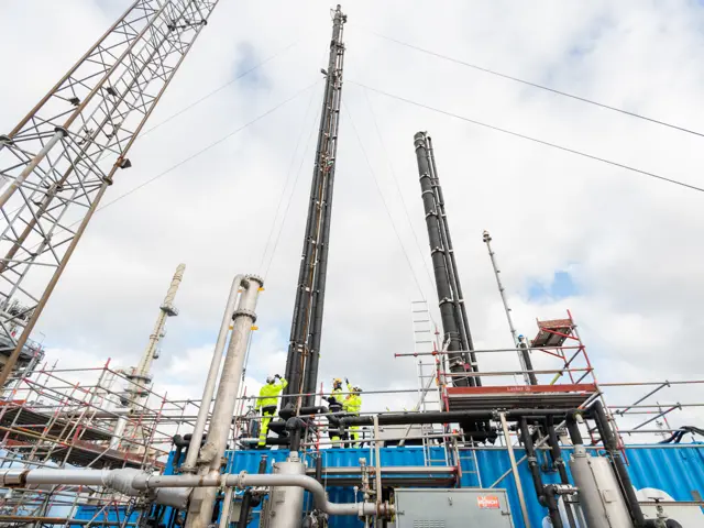 Høye tynne tårn ved en karbonfangstanlegg