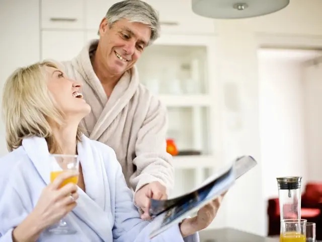 Voksent par spiser frokost sammen