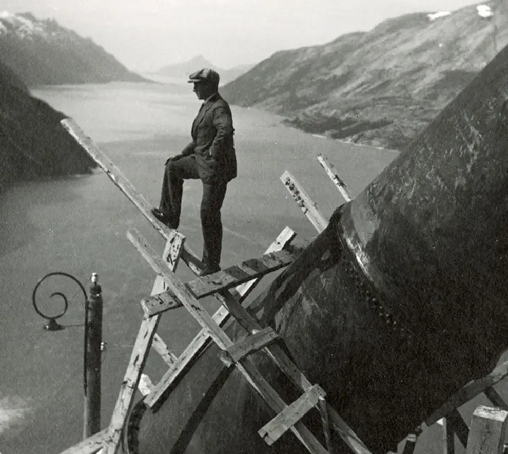 Arbeider som ser ut over fjorden