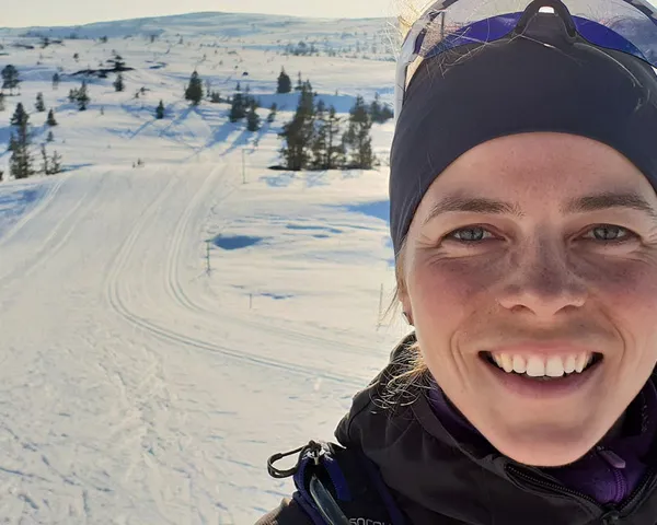 Marit Vidnes på snødekket skiløype