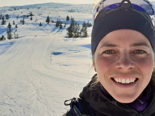 Marit Vidnes på snødekket skiløype