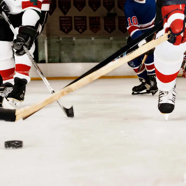 To personer som spiller ishockey