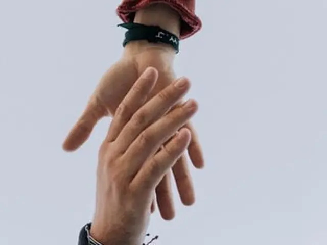 En hånd som hjelper en annen hånd opp