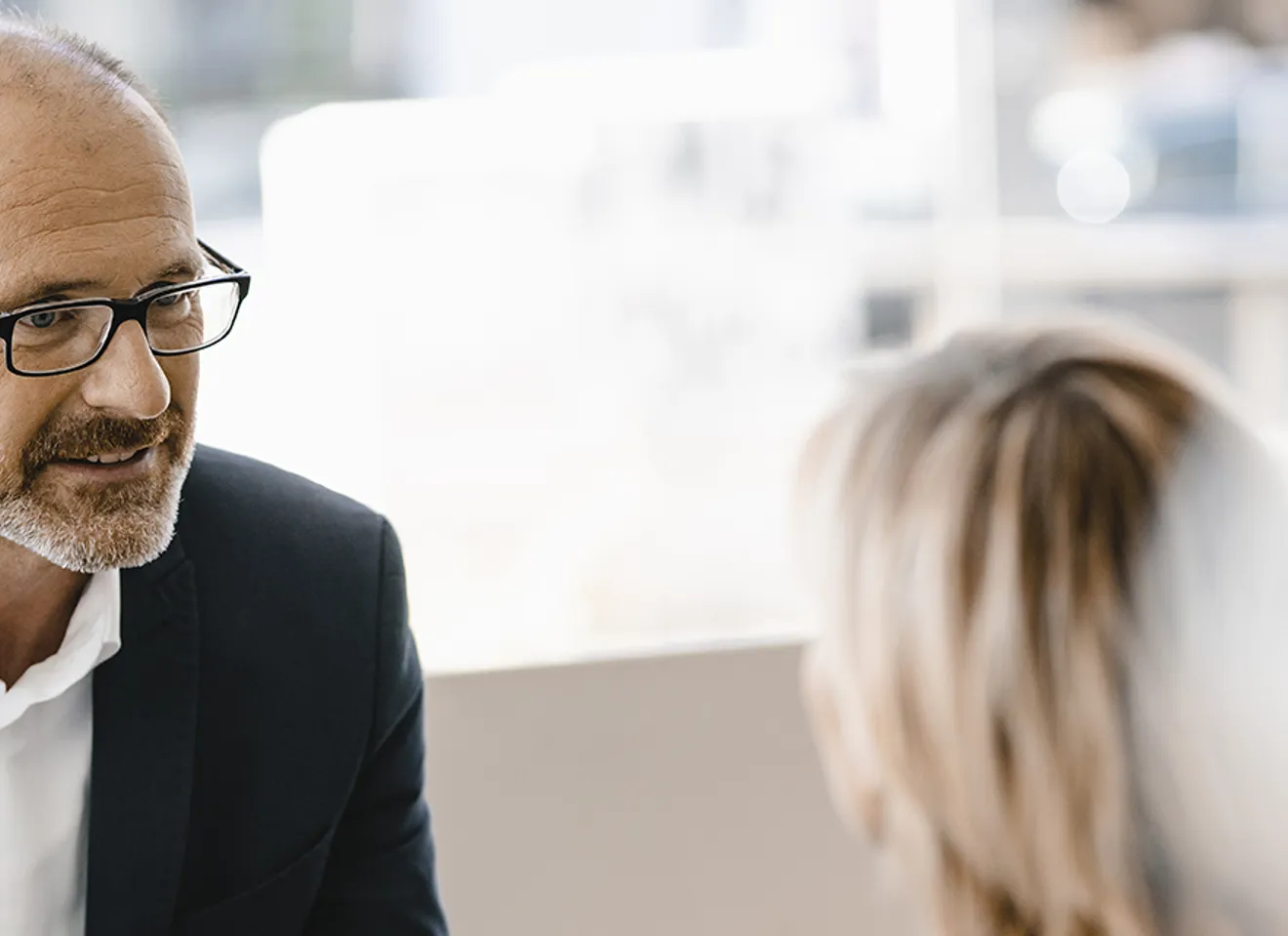 En mann og en kvinne på møterom i samtale eller forhandling