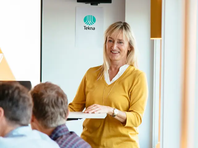 Vigdis Austrheim snakker foran deltakere