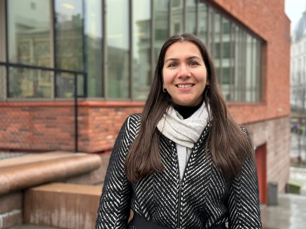 Kvnne med brunt langt hår foran Ruseløkka skole