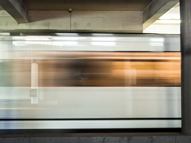 T-bane i fart gjennom Oslo-stasjon.