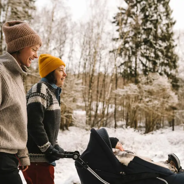 To damer på trilletur i naturen