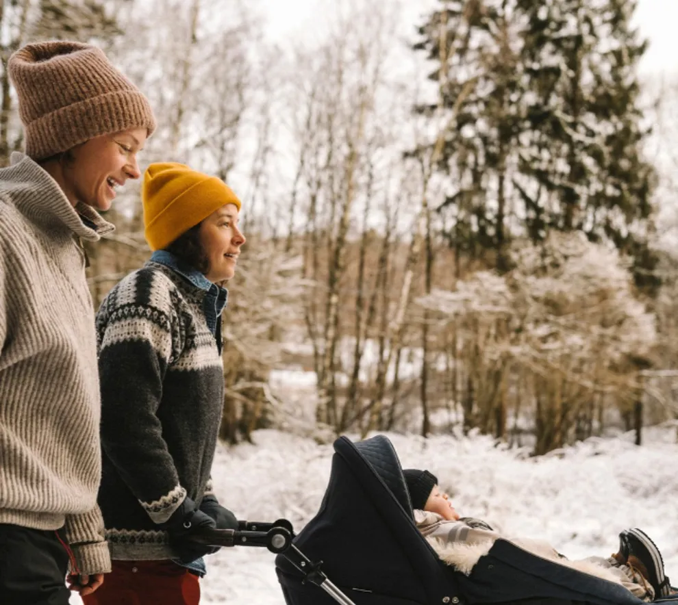 To damer på trilletur i naturen