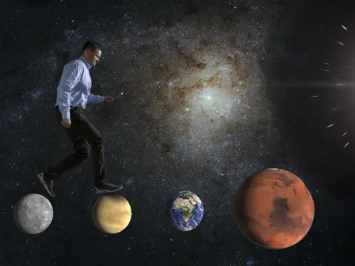 Manipulert bilde av Espen Flo Eriksen som hopper fra planet til planet i verdensrommet