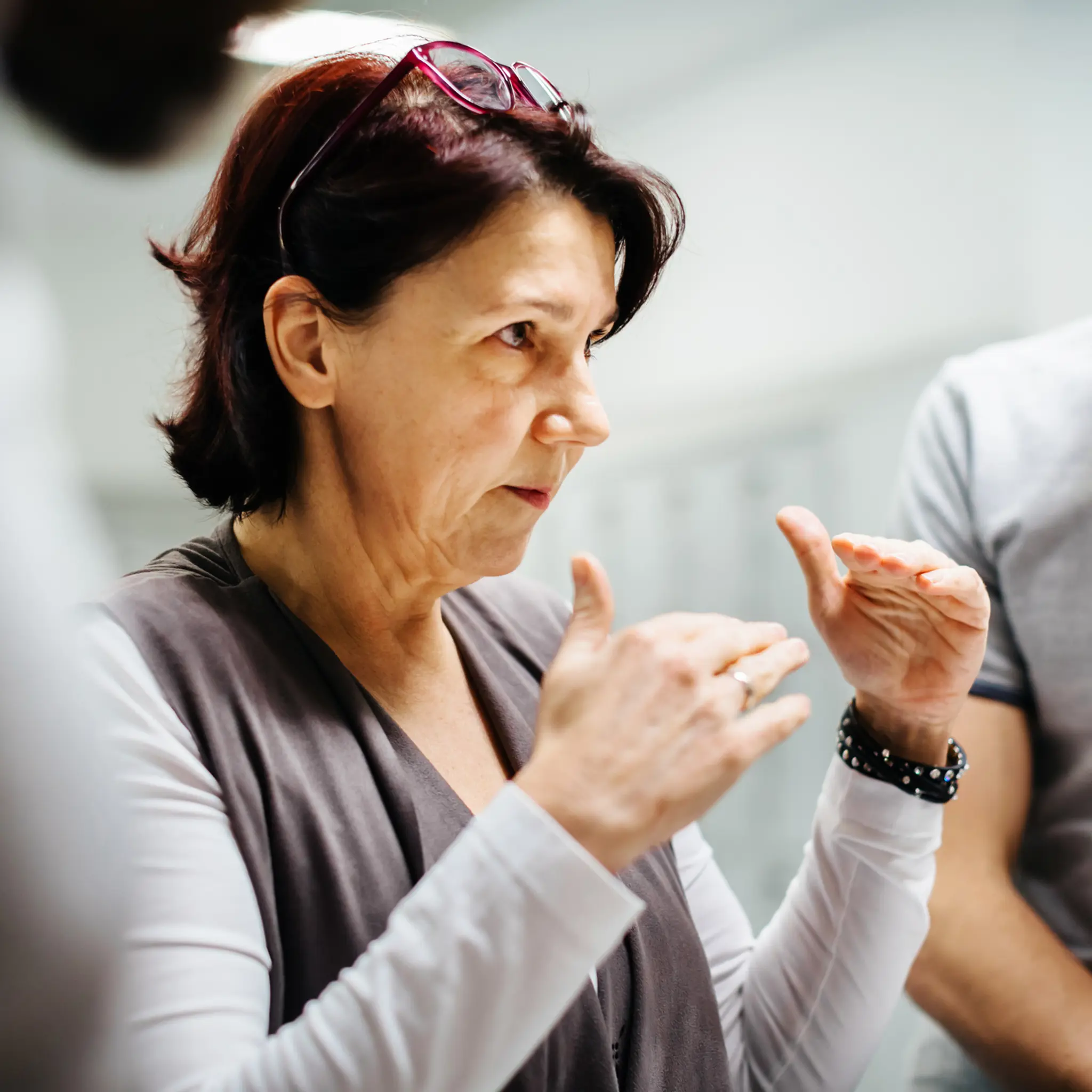 Illustrasjonsbilde av en dame som bruker hendene for å illustrere det hun snakker om