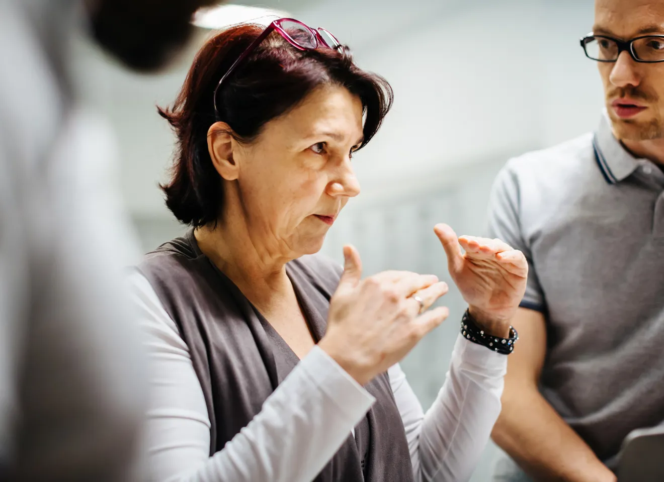Illustrasjonsbilde av en dame som bruker hendene for å illustrere det hun snakker om