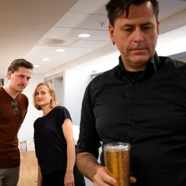 To kollegaer skuler over på en annen kollega.