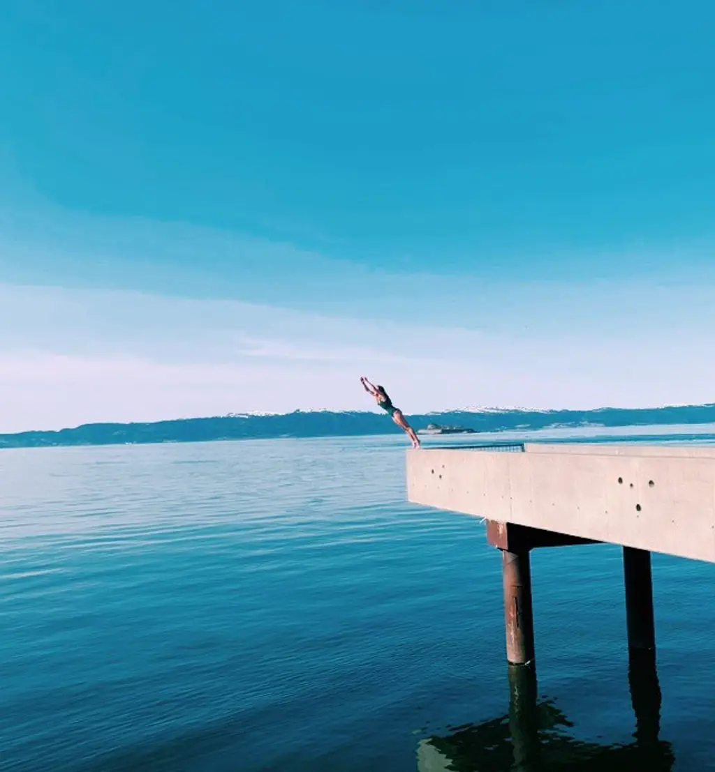 Kvinne stuper fra høye brygge