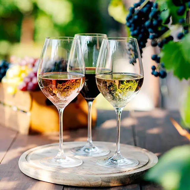 Tre vinglass med forskjellig vin