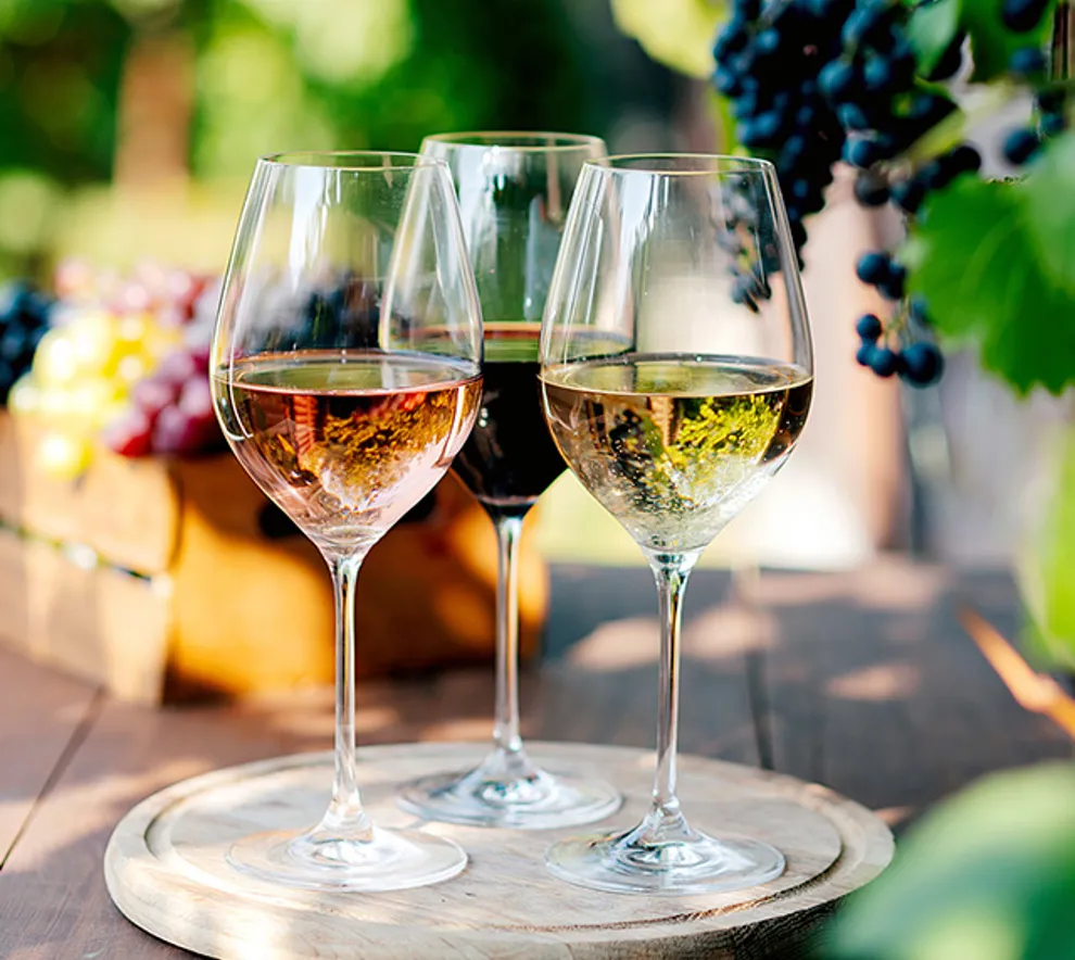 Tre vinglass med forskjellig vin