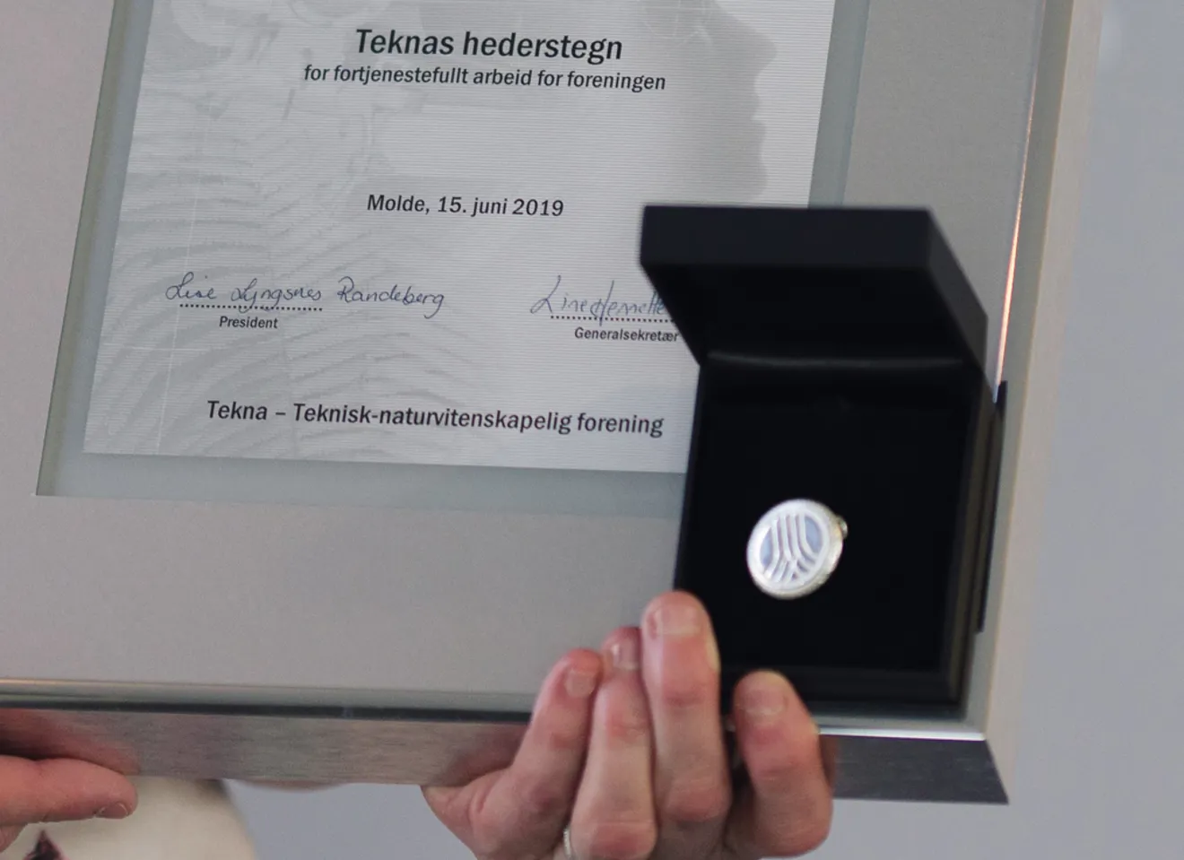 Foto av diplom for Teknas hederstegn og medaljen man får