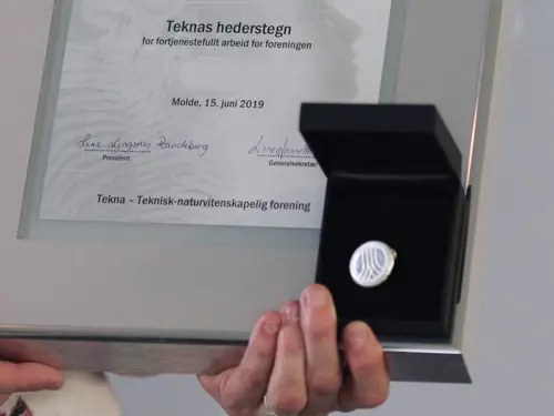 Foto av diplom for Teknas hederstegn og medaljen man får