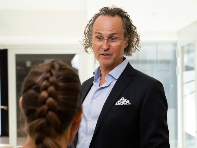 Mann som snakker med kvinne