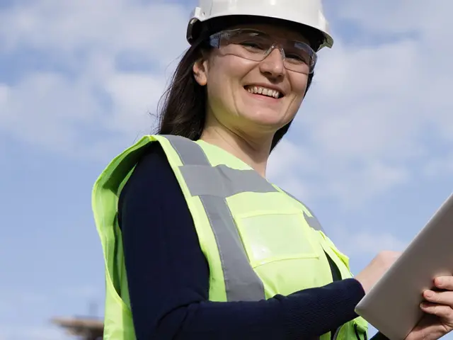 kvinnelig bygningsarbeider på byggeplass 