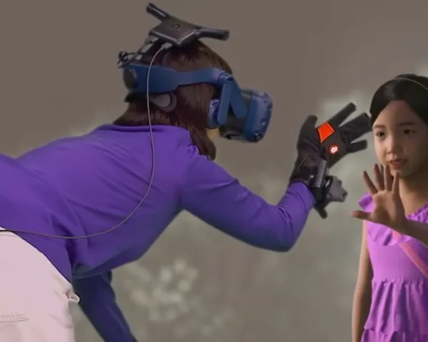 Illustrasjonsbilde av en kvinne med VR-headset på og en ung jente som står foran henne de prøver å ta på hverandre.