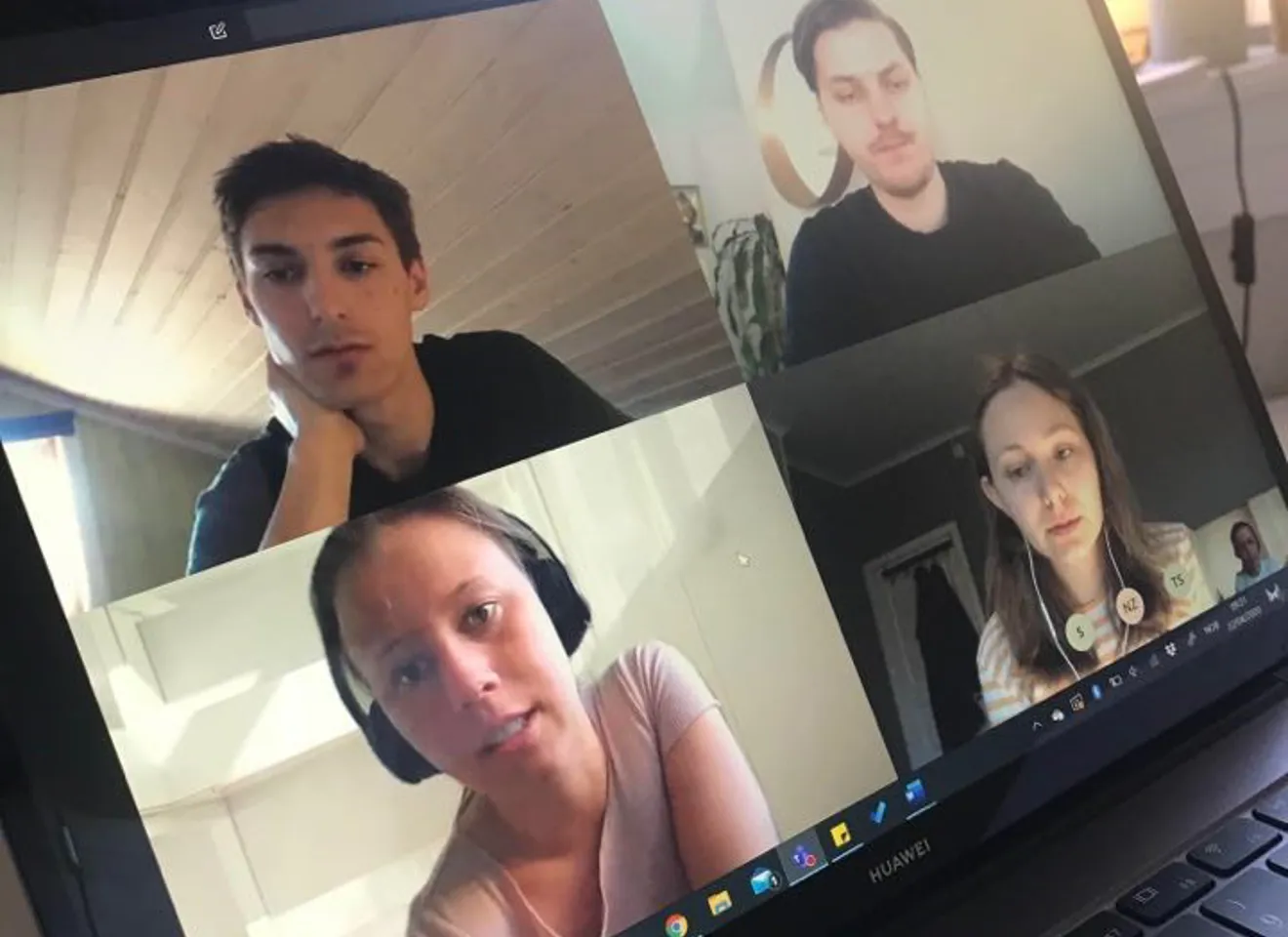 Laptop med fire personer i et videomøte