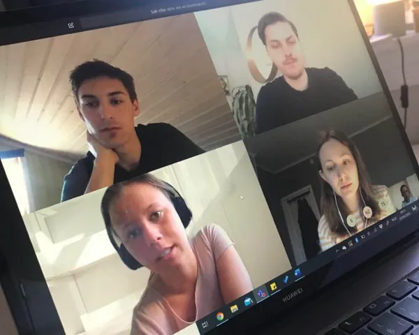 Laptop med fire personer i et videomøte