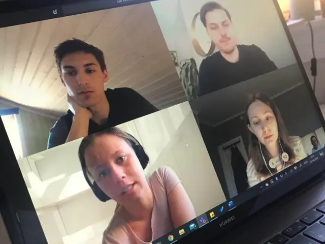 Laptop med fire personer i et videomøte