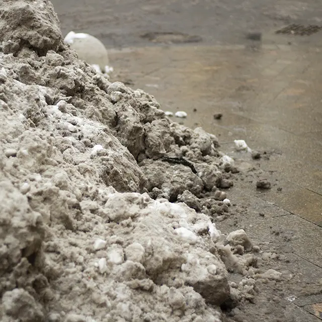 En haug med møkkete snø