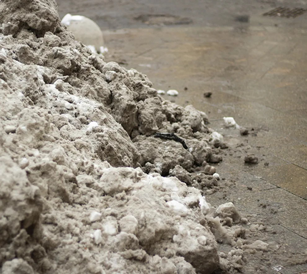 En haug med møkkete snø