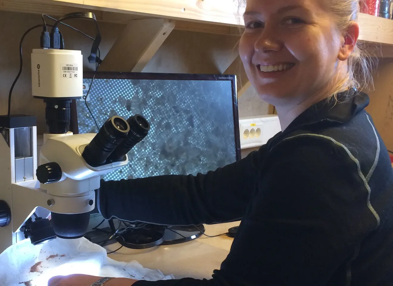 Karoline Sjødal Olsen på labor med microskop