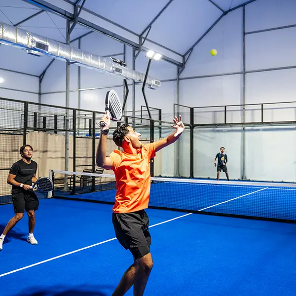 Mann som spiller Padel