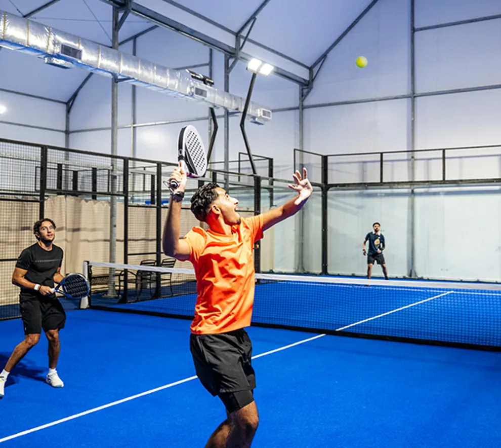 Mann som spiller Padel