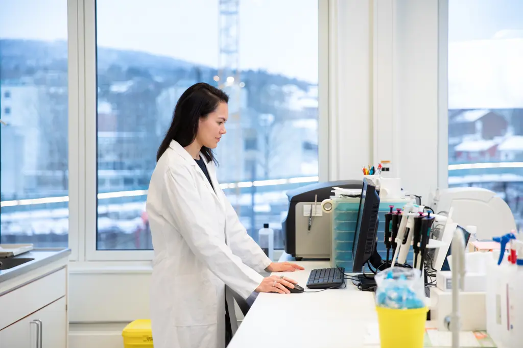 Kvinne med hvit frakk