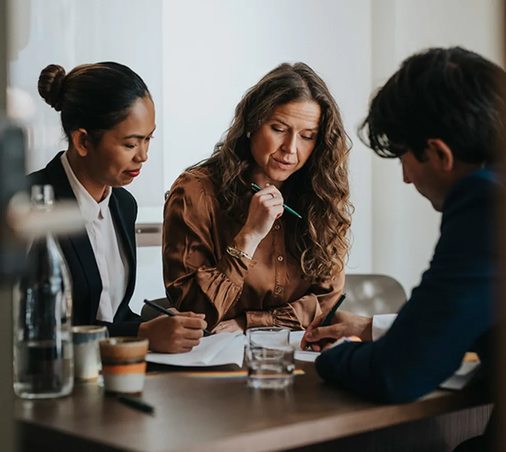 Tre personer i samtale